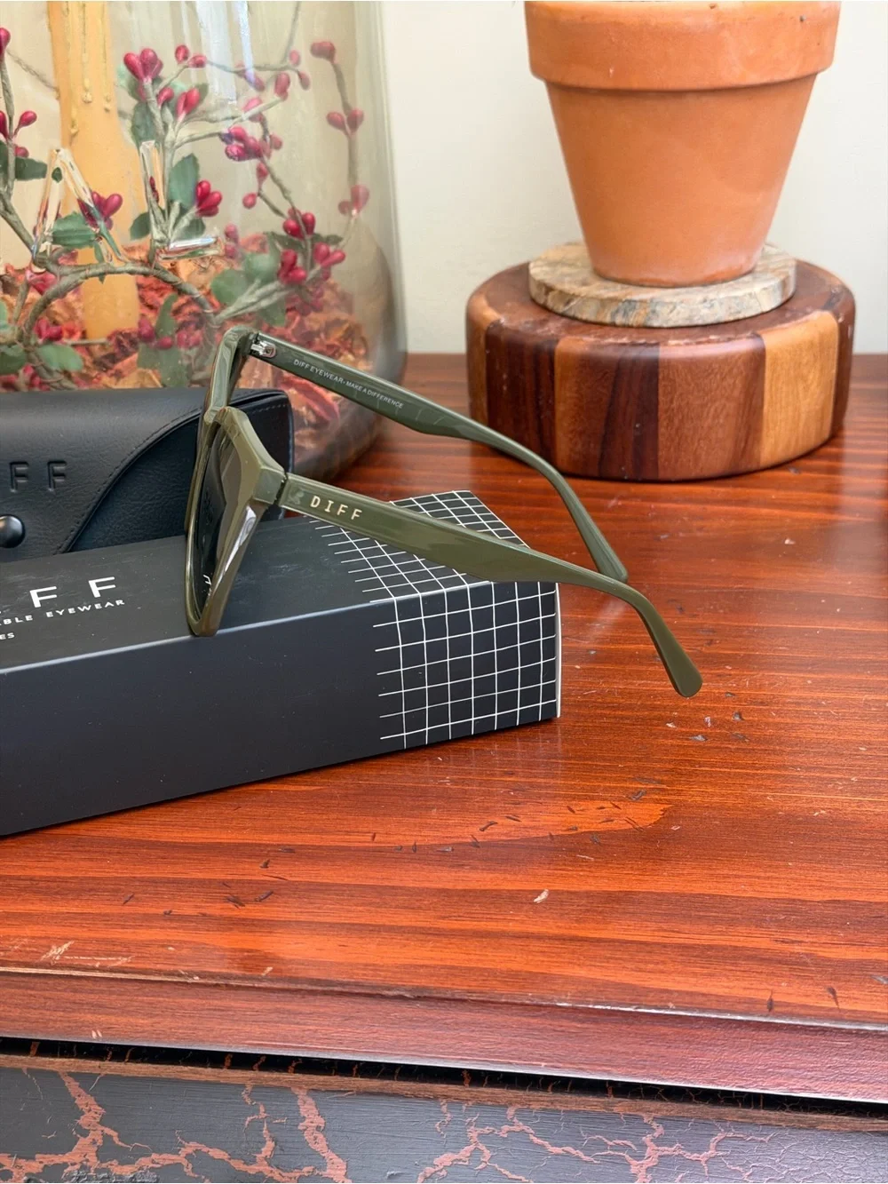 DIFF EYEWEAR Cassidy Sunglasses in an olive green color with polarized lenses